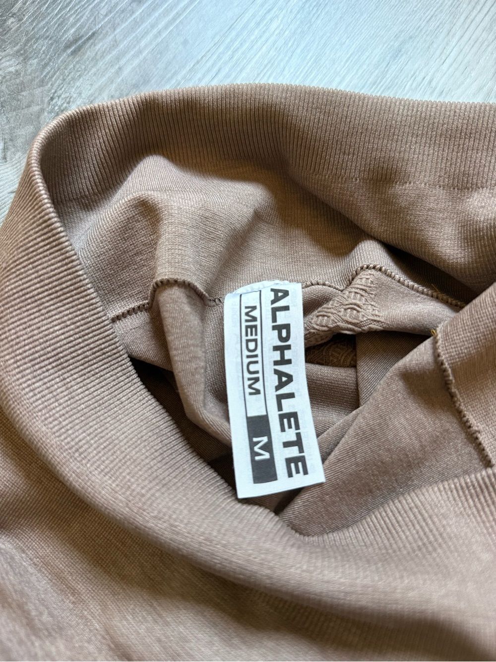 Alphalete Amplify Contour Short 5” High Rise Sand NEW Medium - Picture 5 of 12